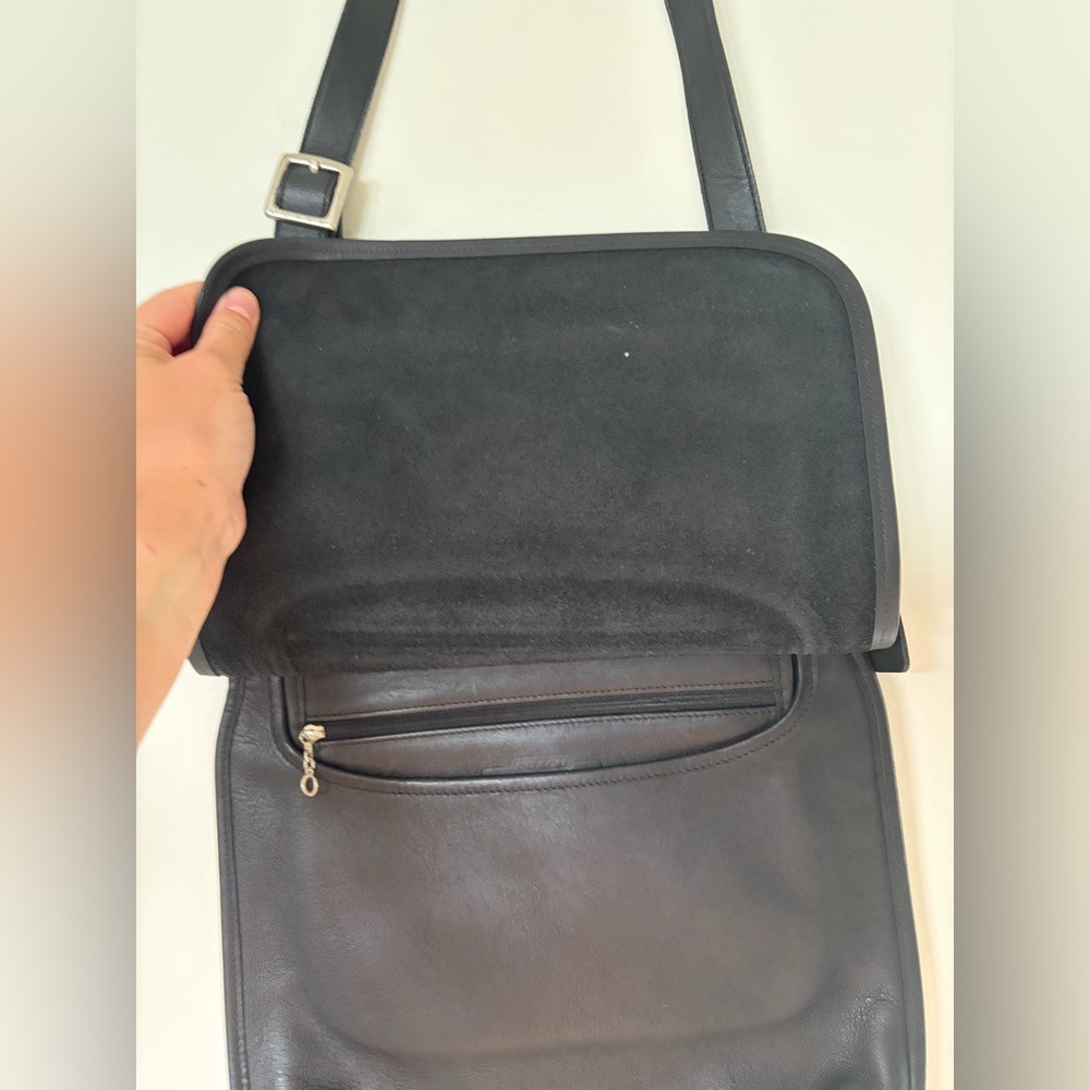 Vintage Coach Utility Hippie Bag 9404 in Black
Front flap silver hardwear - Picture 9 of 11